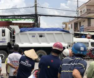 Người dân bức xúc khi tài xế xe ben xịt sơn che biển số sau tai nạn khiến bé gái lớp 4 tử vong