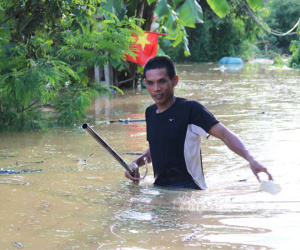 Người dân xứ Nghệ gồng mình đối phó với lũ lụt kéo dài