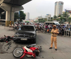 Nữ tài xế BMW gây tai nạn liên hoàn do giày cao gót vướng chân ga