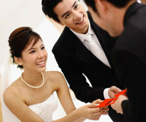 Vợ chồng tan vỡ trong tuần trăng mật vì thùng tiền mừng cưới