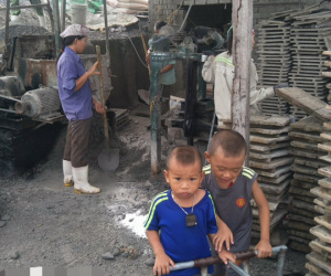 Xót cảnh hai đứa trẻ mồ côi cha hàng ngày theo mẹ đi phu gạch kiếm sống