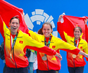 Đội rowing nữ Việt Nam oà khóc khi đoạt HC vàng đầu tiên ở Asiad