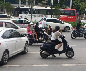 Hà Nội: Người phụ nữ dừng xe giữa đường buôn điện thoại, mặc kệ dòng đời qua lại tấp nập