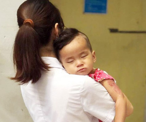 Hà Nội: Tìm người thân cho bé gái 15 tháng tuổi bị bỏ rơi tại công viên Hòa Bình trong tình trạng sốt cao