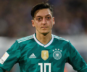 Klopp chê những người chỉ trích Oezil là đạo đức giả