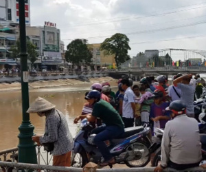 Nữ sinh lớp 9 trầm mình xuống sông trước cổng trường