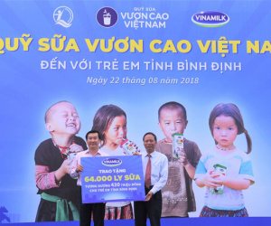 Quỹ sữa vươn cao Việt Nam và Vinamilk tiếp tục trao 64.000 ly sữa cho trẻ em tỉnh Bình Định