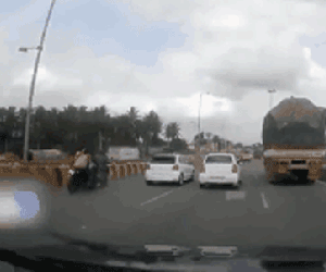 Video: Bố mẹ ngã văng xuống đường vì tai nạn, con nhỏ ngơ ngác trên xe máy phóng vun vút