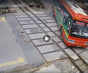 Vụ xe khách đâm gãy barie: Nhân viên gác chắn kể lại giây phút 'ngàn cân treo sợi tóc'