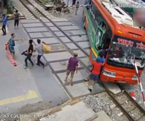 Xe khách Thanh Hóa lao thẳng đường ray: Tài xế cúi xuống nghe điện thoại