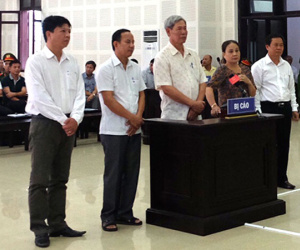 Ba cựu công chức hải quan lãnh án vụ buôn lậu gỗ 63 tỷ đồng
