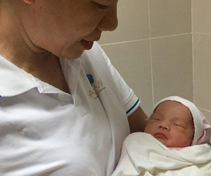 Bé gái lớn lên trong bụng người mẹ hôn mê suốt 3 tháng
