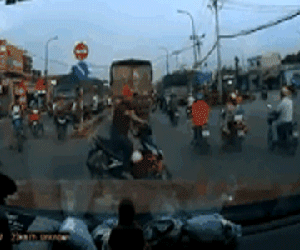 CLIP: Phi xe chắn ngang mũi ô tô, 'anh hùng rơm' phẩy tay yêu cầu các xe khác tiến lên