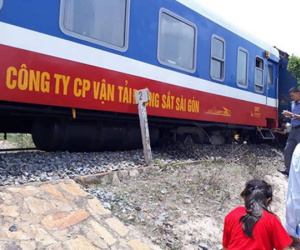 Đường sắt Bắc - Nam tê liệt vì tàu khách trật bánh