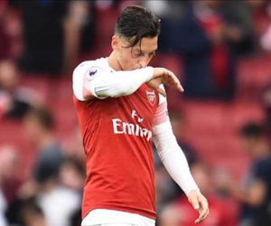 HLV Arsenal: 'Mesut Ozil phải chấp nhận những chỉ trích'