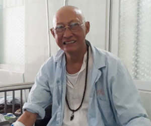 Nghệ sĩ Lê Bình nằm giường hành lang 200.000 đồng trị ung thư