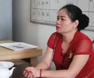 Người phụ nữ chống nạnh, chửi bới CSGT: 'Tháng 7 âm lịch không muốn gặp sự cố nên đưa tiền cho CSGT'