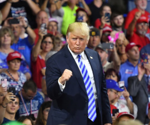 Tổng thống Trump dọa kinh tế Mỹ sụp đổ, 'mọi người sẽ rất nghèo' nếu ông bị luận tội