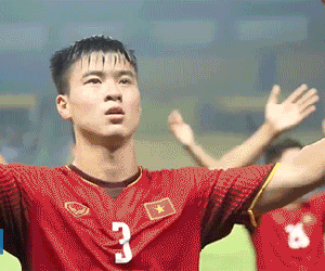 Video: Các cầu thủ Olympic Việt Nam ăn mừng chiến thắng cùng người hâm mộ