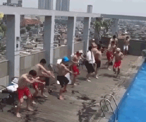 Video: Olympic Việt Nam đùa nghịch bên bể bơi sau trận thắng Bahrain