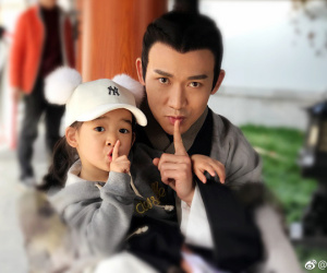 Vướng loạt scandal đồng tính, đánh người, 'Hoàng Thượng' Nhiếp Viễn vẫn khiến dân tình tan chảy vì yêu chiều con gái
