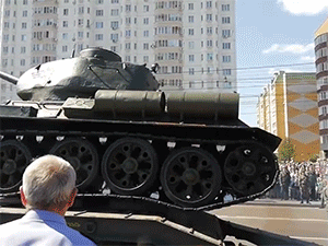 Xe tăng T-34 bị lật sau lễ duyệt binh tại Nga