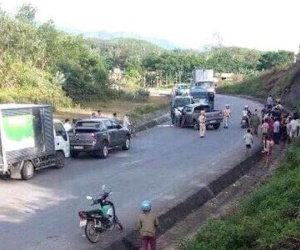 Mâu thuẫn trong quán nhậu, nhóm thanh niên vác gậy gộc chặn quốc lộ đập ô tô