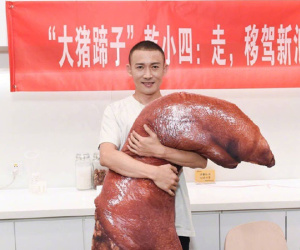 Phải ôm gối hình móng giò, 'Hoàng Thượng' Nhiếp Viễn dở khóc dở cười vì lý do sâu xa này