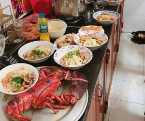 Than thở mình bị dị ứng hải sản, anh chàng không được đồng cảm bởi dân mạng chỉ chăm chăm chú ý vào thứ này trên mâm cúng rằm