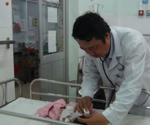 Bé gái 15 ngày tuổi suýt nguy hiểm vì xỏ lỗ tai