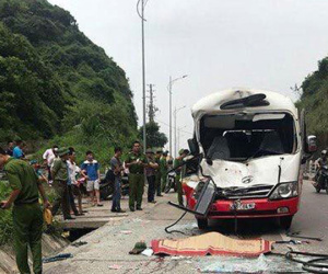 Dừng xe lề đường cho khách đi vệ sinh, 2 ô tô khách tông nhau khiến tài xế tử vong