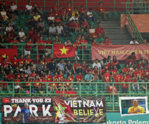 Nhiều cổ động viên Việt Nam đổ sang Indonesia xem bóng đá