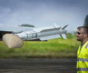 Treo nón vào tiêm kích đa năng Rafale khi hạ cánh tại Hà Nội