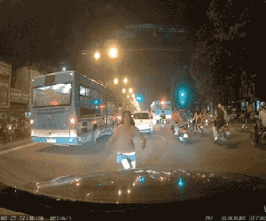 Video: Người phụ nữ váy ngắn nhảy lên ca pô, tài xế được phen hốt hoảng giữa đêm rằm tháng 7