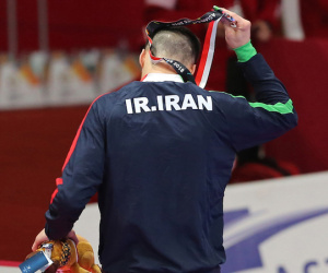 Bị xử ép, võ sĩ Iran cởi huy chương bỏ về, không thèm chụp ảnh lưu niệm