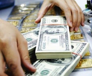 Giá vàng, USD đồng loạt lao dốc ngày đầu tuần