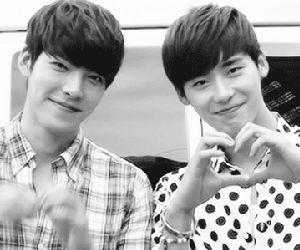 Kim Won Bin rủ bạn thân Lee Jong Suk sang Hawaii 'hẹn hò', dấy lên tin đồn đã chia tay Shin Min Ah