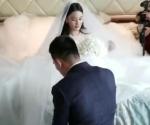 Những hình ảnh hiếm hoi trong đám cưới Trương Hinh Dư: Chú rể điển trai quỳ gối đi giày cho cô dâu