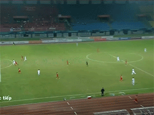 Video Pha ghi bàn quý như vàng của Văn Toàn