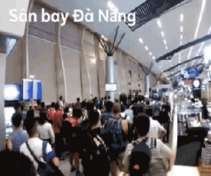 Clip: Hành khách ở sân bay Đà Nẵng hồi hộp chờ tiếng còi kết thúc trận Tứ kết của Olympic Việt Nam rồi cùng ăn mừng trước khi lên máy bay