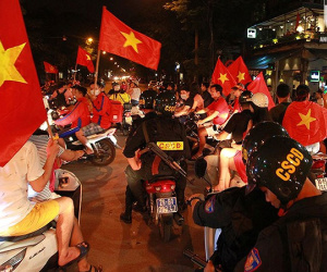 Công an Hà Nội trắng đêm trên đường cùng người hâm mộ bóng đá