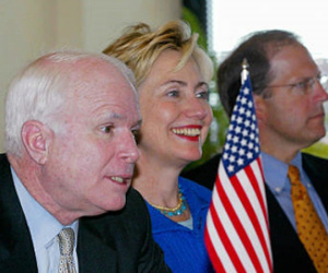 Cuộc thi uống rượu giữa John McCain và Hillary Clinton 14 năm trước