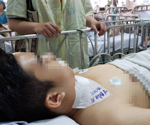 Giành giật mâm cúng cô hồn, thiếu niên 12 tuổi đâm con chủ nhà thủng cổ