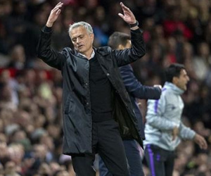 Mourinho mông lung khi nói về hàng thủ MU