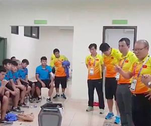 Video: HLV Park Hang-seo khích lệ học trò trong phòng thay đồ