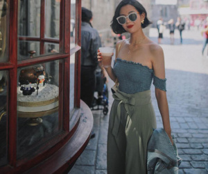 Vừa giấu khéo bụng lớn lại kéo chân tuyệt đỉnh, chẳng trách quần vải thắt nơ lại gây sốt suốt mùa hè/thu năm nay