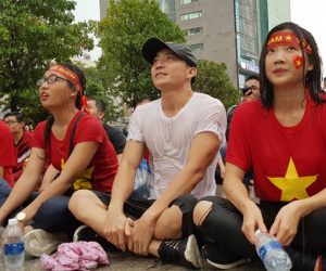 9X xinh đẹp ướt sũng dưới mưa, tiếc nuối cho Olympic Việt Nam