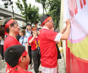 Bà bầu, trẻ nhỏ xếp hàng nhận cờ, áo, băng-rôn miễn phí trước trận Olympic Việt Nam đá bán kết ASIAD 2018