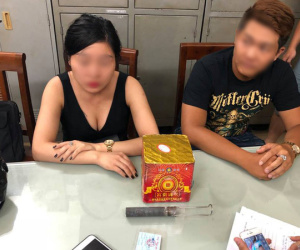 Hà Nội: Cô gái bị đưa về phường vì cùng bạn trai mang pháo đi cổ vũ đội tuyển Việt Nam
