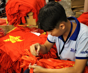 Video: Hàng trăm CĐV xếp hàng nhận áo cổ vũ đội tuyển Olympic Việt Nam